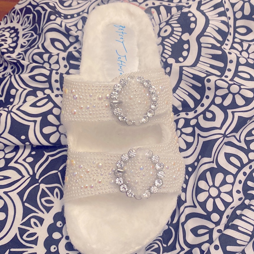 New Betsey Johnson Pearl Slide. Never worn. Size 6